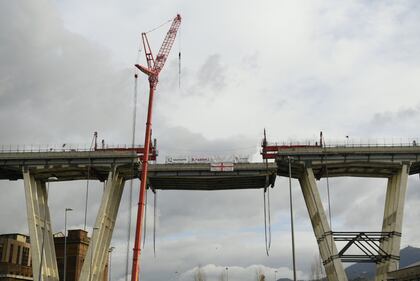 Ponte Morandi, le immagini della demolizione della trave tampone 3