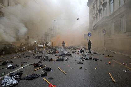 I black bloc si cambiano d'abito e fuggono 1