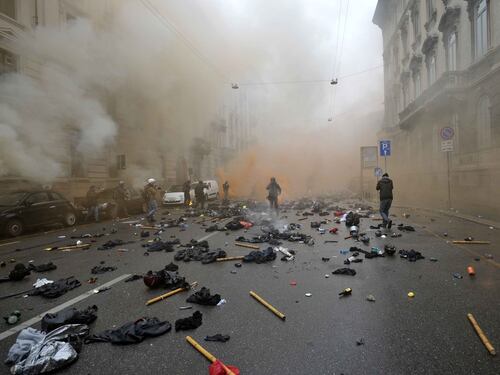 I black bloc si cambiano d'abito e fuggono