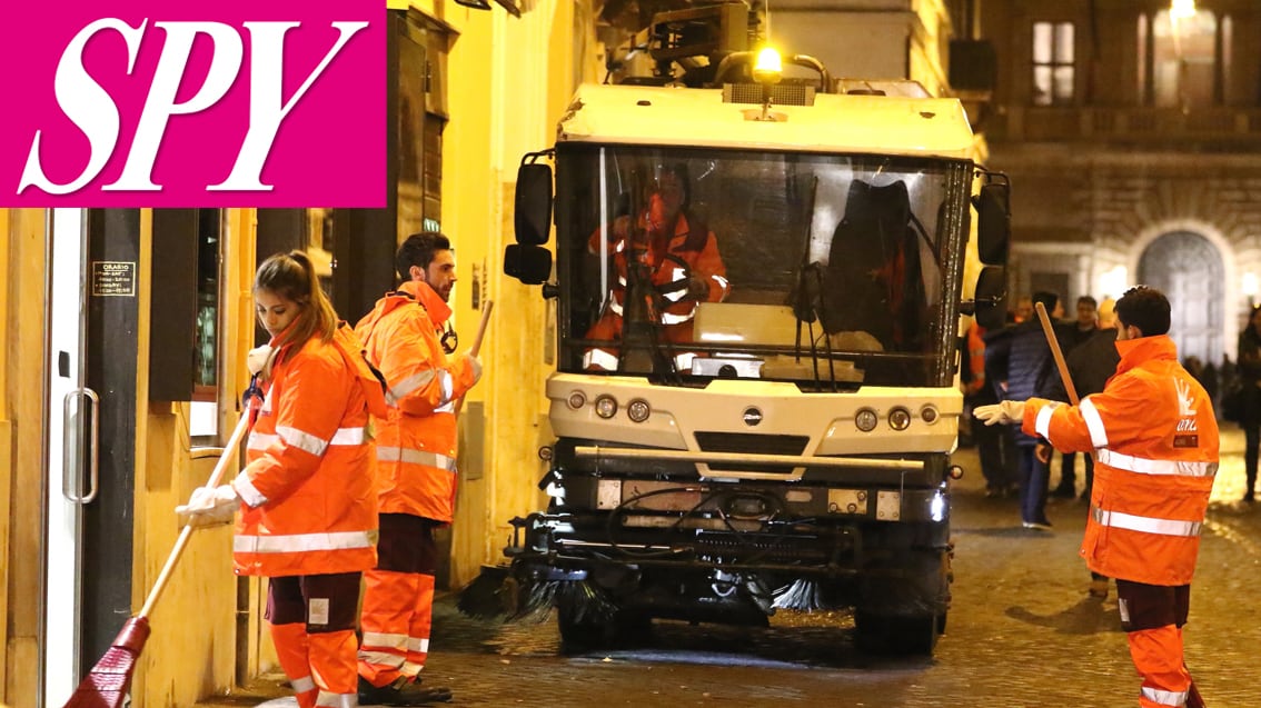 Amici, ecco i quattro allievi mentre spazzano le strade di Roma