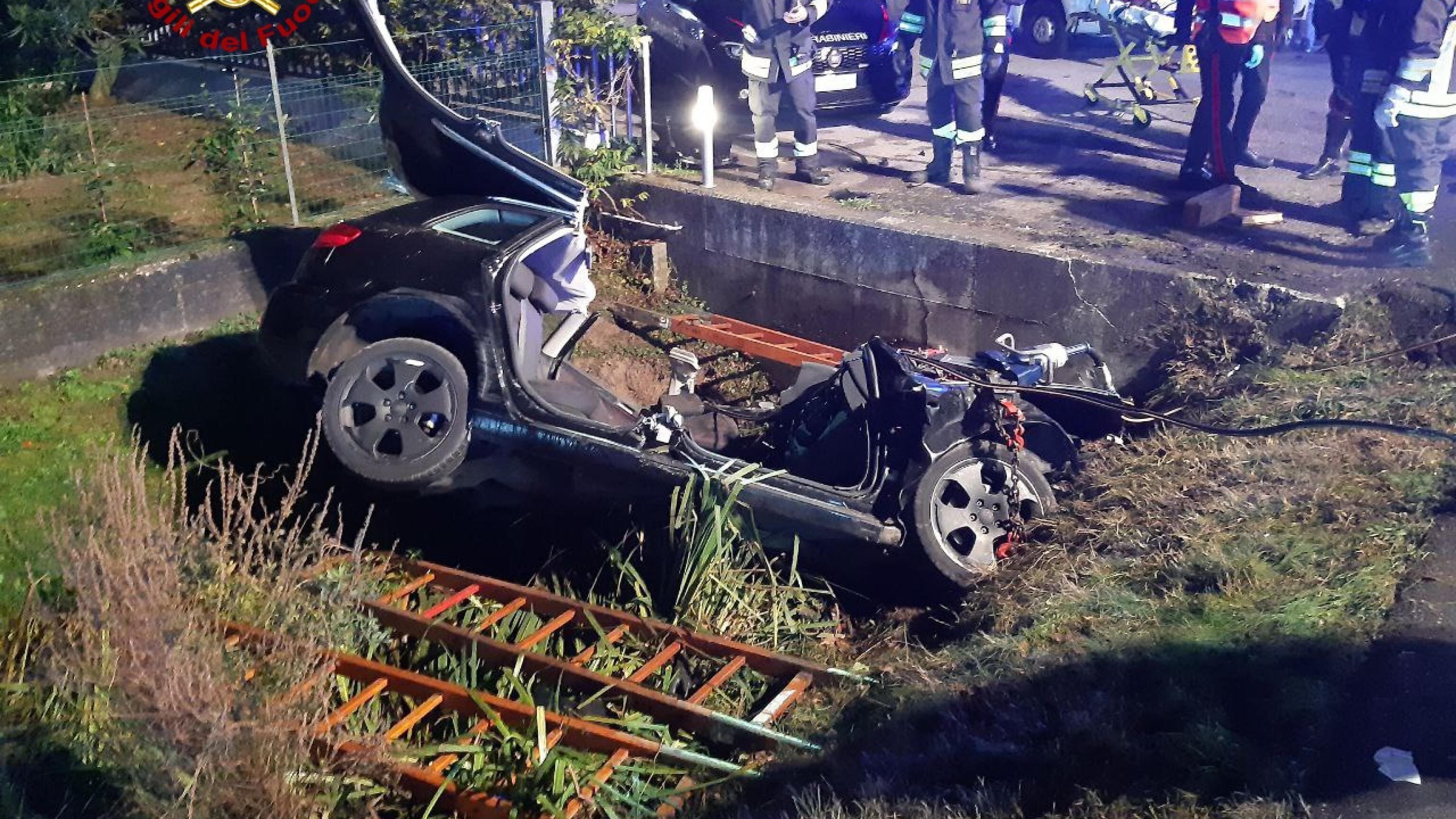 Perde il controllo dell'auto e finisce fuori strada: due morti a Treviso