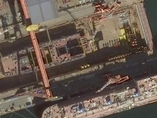 "Sta costruendo una portaerei a propulsione nucleare": le immagini satellitari che incastrano la Cina