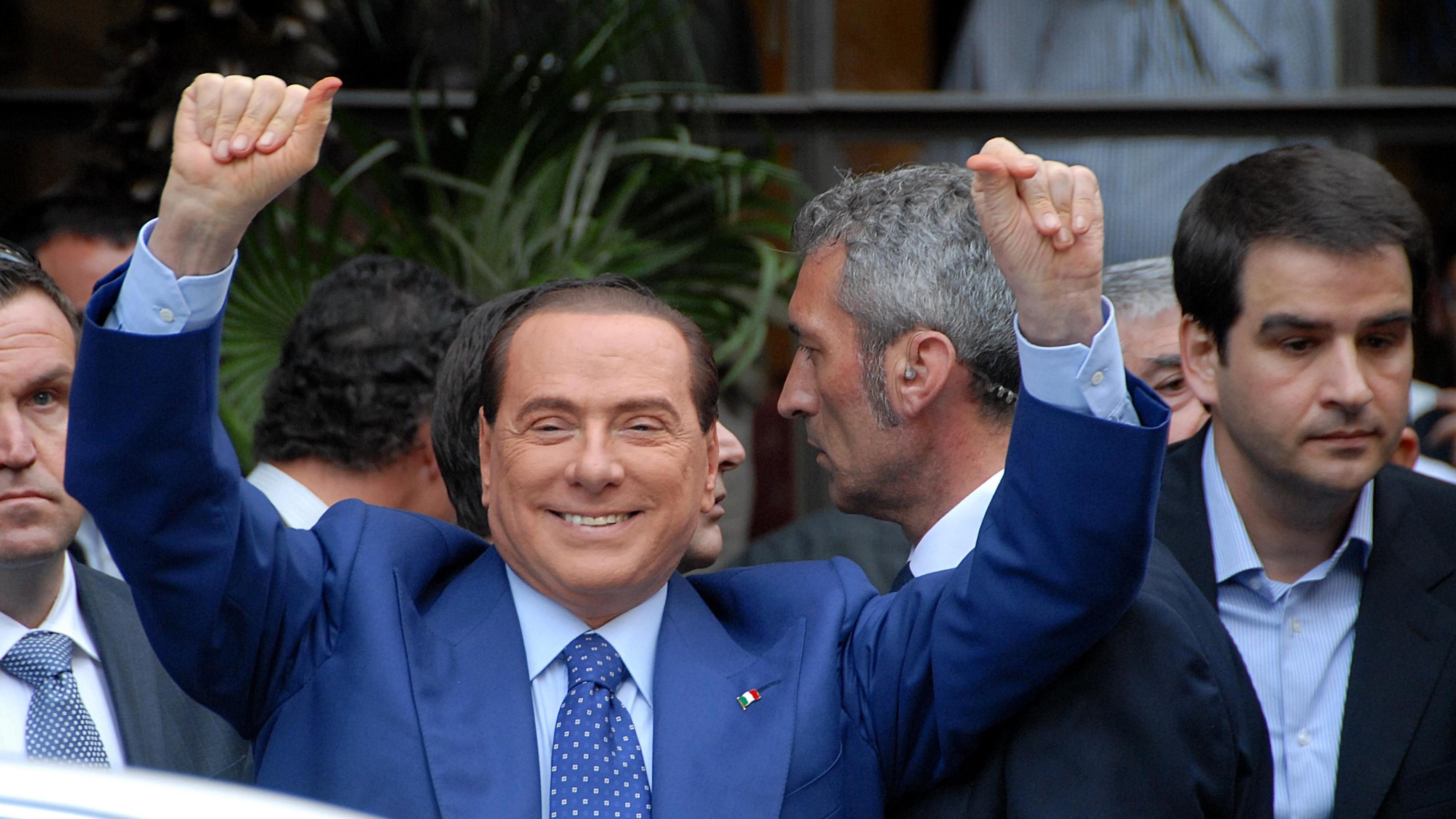 Il Cav sbarra il Quirinale a Prodi: "Se sarà eletto, meglio emigrare"