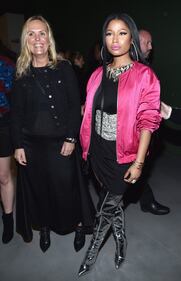 Nicki Minaj fuori di seno alla Paris Fashion Week 20