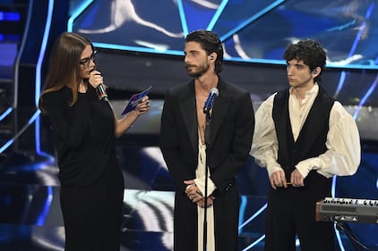 Sanremo 2024: ecco il look della terza serata del Festival da Clara 3