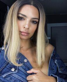 Emily Ratajkovski: lato b e topless ai tropici 5