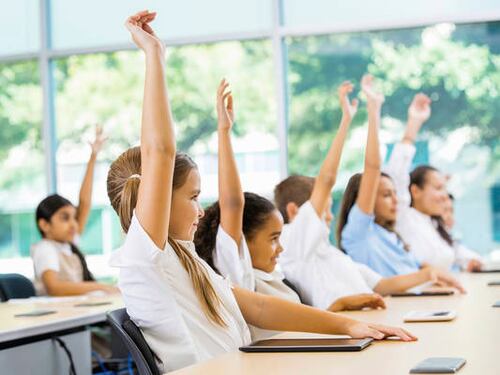 Follia gender a scuola: "Anche i maschietti in classe con la gonna"