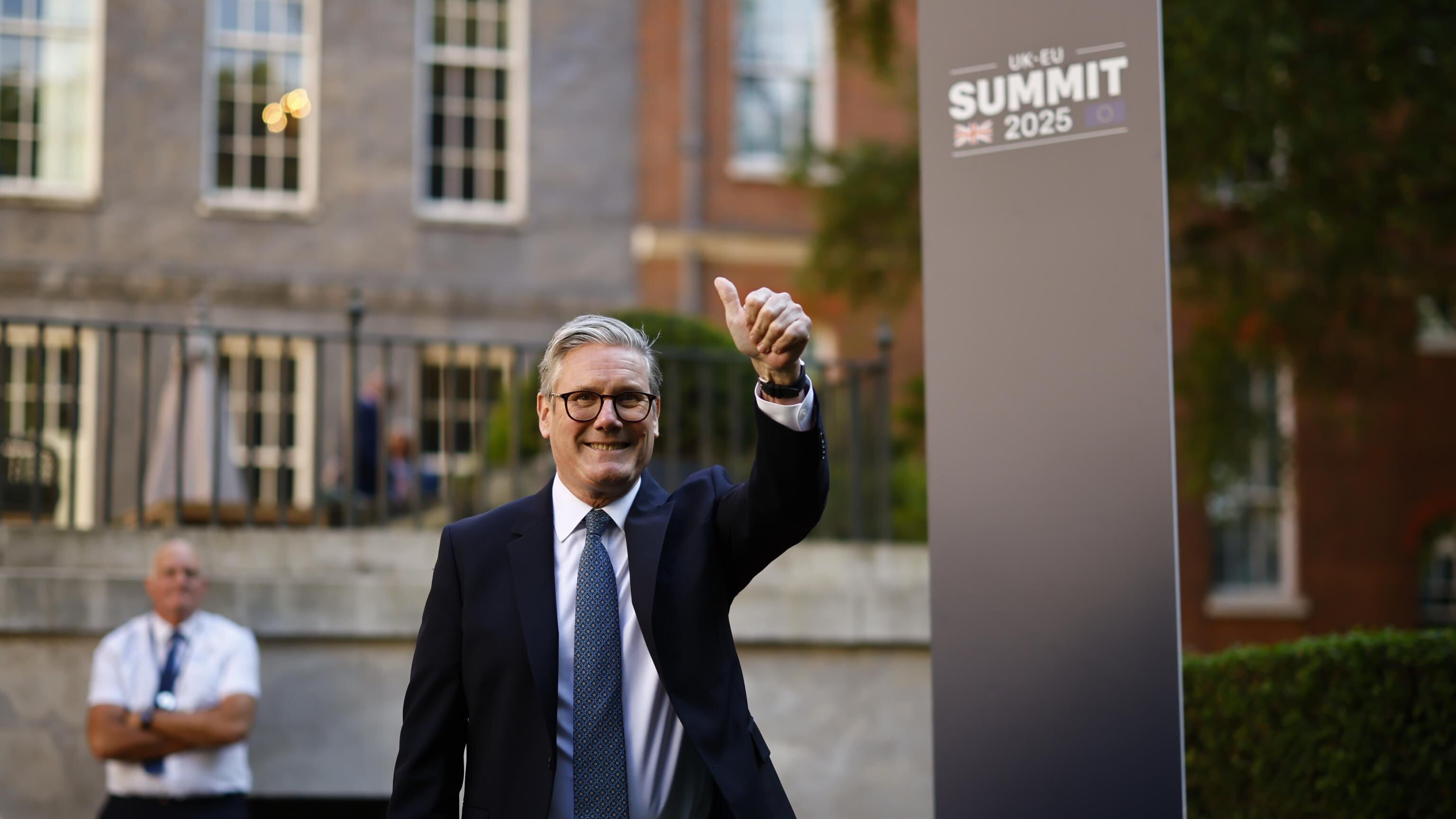 Starmer, accordo con la Ue. Farage: "Tradita la Brexit"