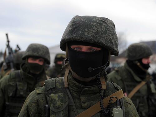 Crimea, militari russi assediano una caserma ucraina