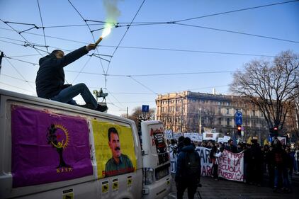 Gli studenti in corteo a Milano: alcuni indossano gilet gialli 2