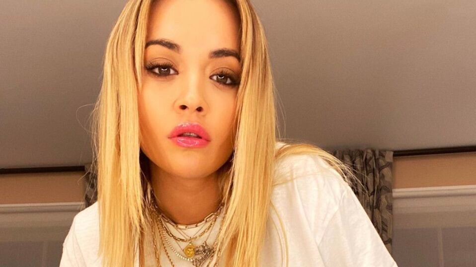 Rita Ora diventa infermiera volontaria in ospedale