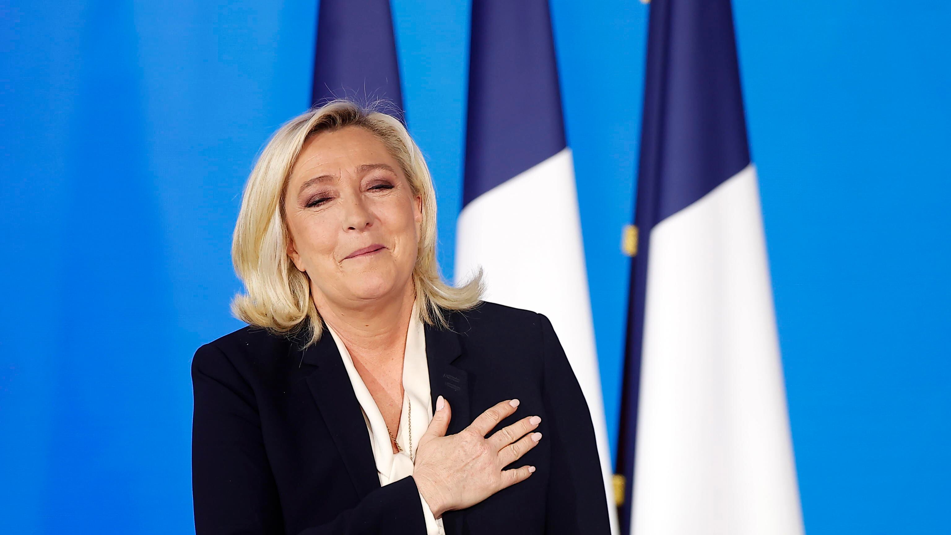 Macron vuole una donna alla guida del governo. I rivali: "Ora coabitazione"