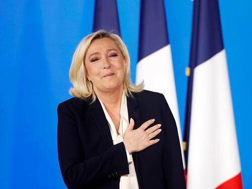 Macron vuole una donna alla guida del governo. I rivali: "Ora coabitazione"