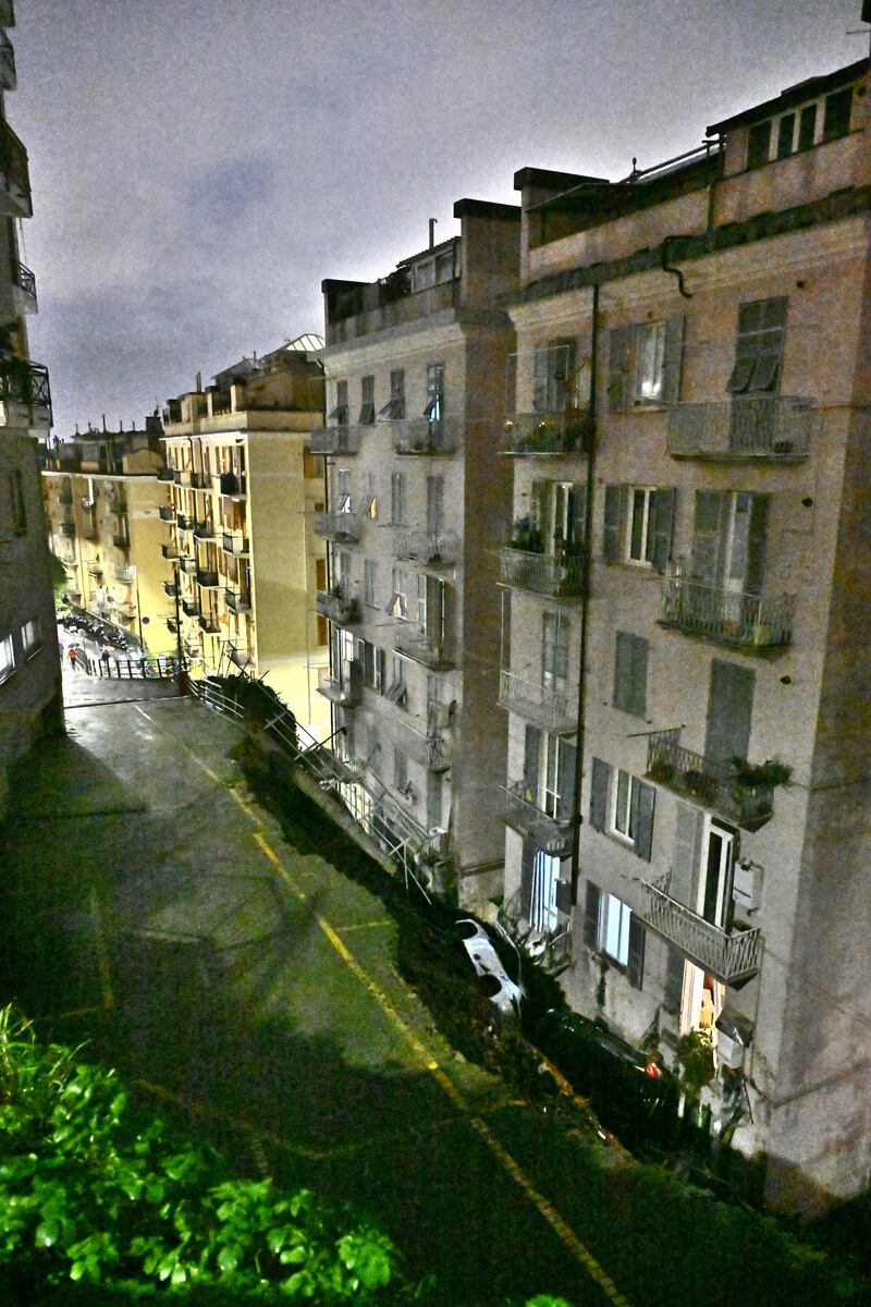 Genova, crolla un parcheggio nel quartiere di Castelletto: le immagini 2
