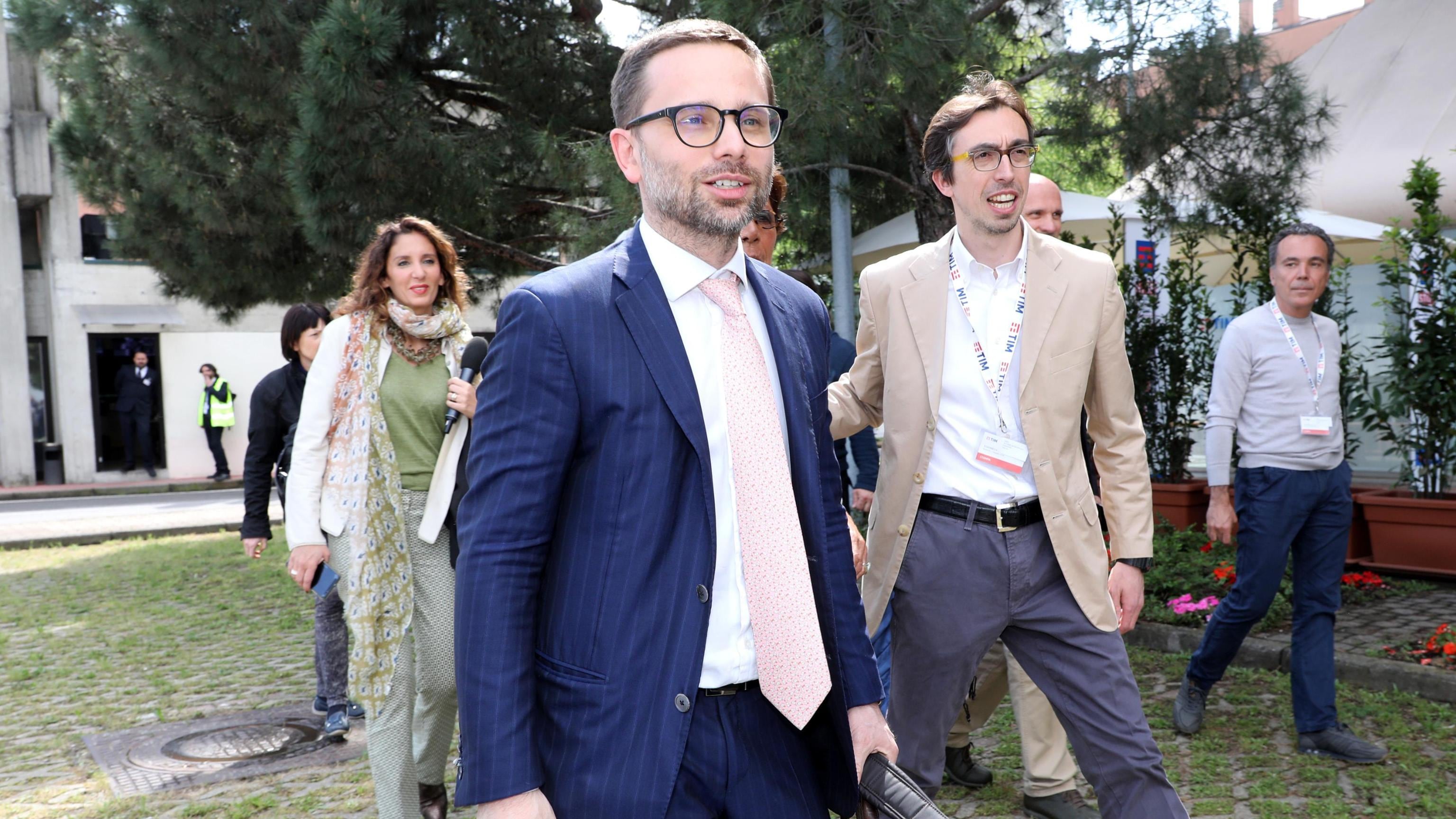 Prima firmare poi parlare. Il "Diavolo" d'Arabia comincia con una gaffe