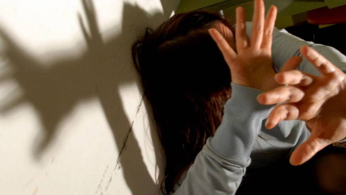 La conosce su un sito d'incontri e poi prova a violentarla: l'orrore del romeno