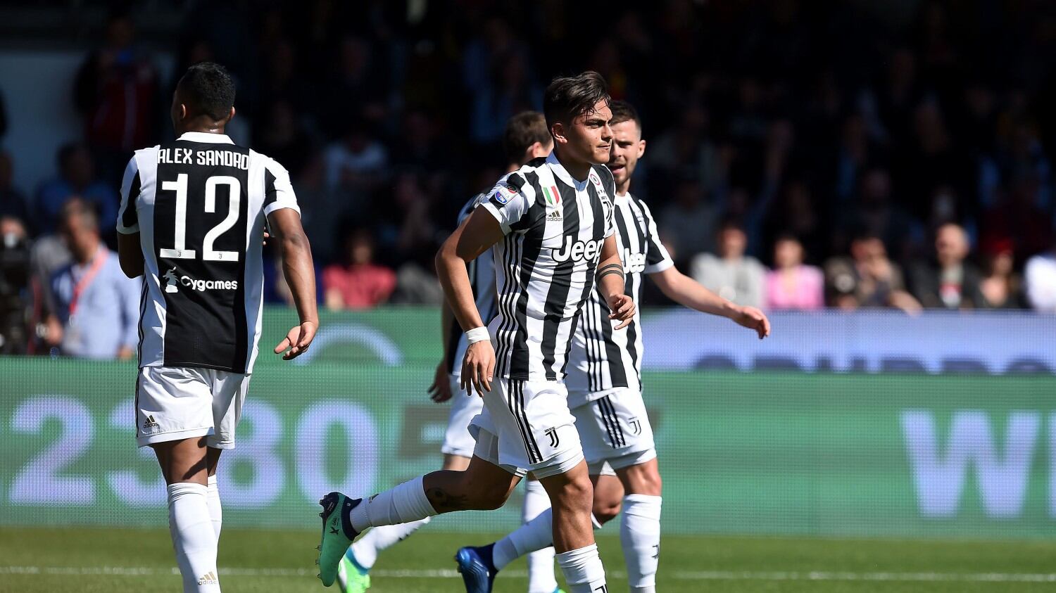 La Juventus passa a fatica a Benevento: 4-2 e bianconeri a più sette sul Napoli