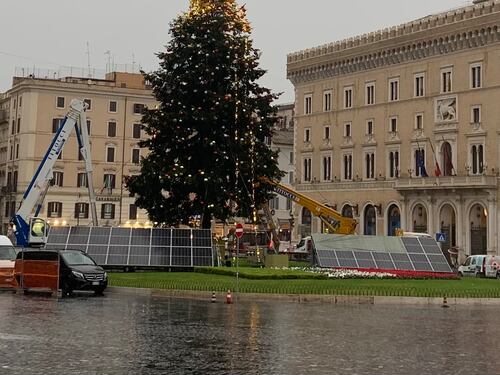 A Roma arriva "Spelacchio 2": l'albero circondato da pannelli fotovoltaici