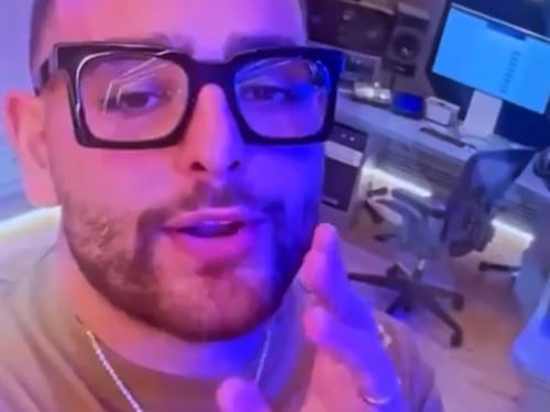"Spettacolo indegno". Rocco Hunt costretto a fermare il concerto in Calabria