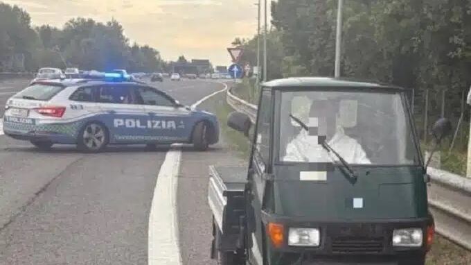 Contromano sulla A1 a bordo di un'Apecar, neopatentato fermato dalla stradale