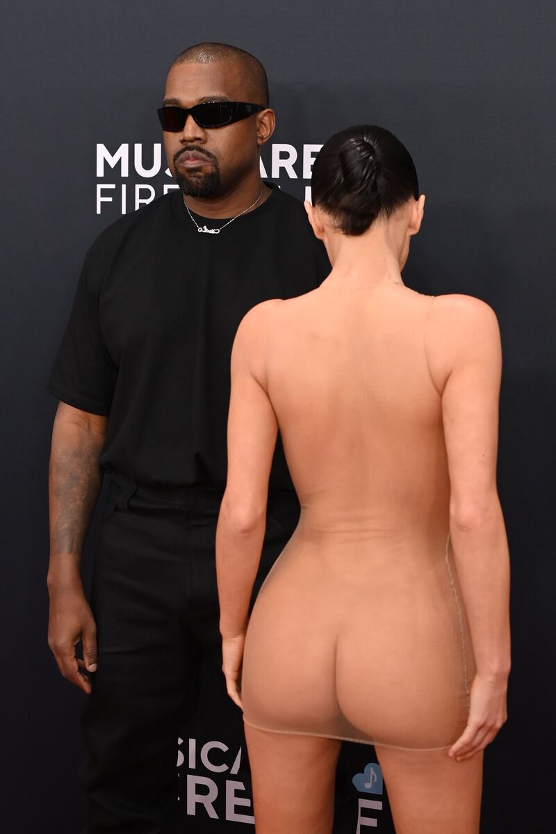 Lo scandalo ai Grammy: Bianca Censori sfila completamente nuda 6