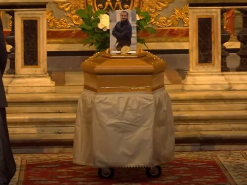 Chiesa gremita per il funerale di Franco Di Mare. L'addio al giornalista Rai morto di cancro