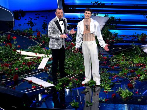 Sanremo 2023: i look di Ferragni, Blanco distrugge tutto e gli altri momenti della prima serata