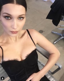 Bella Hadid si mostra in topless 41