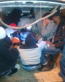 Ventimiglia, 15 migranti in un furgone 1