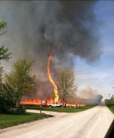 Lingua di fuoco verso il cielo, è il "firenado" 1