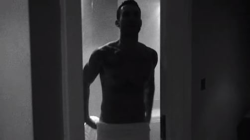 Adam Levine dei Maroon 5 nudo nel nuovo video 3