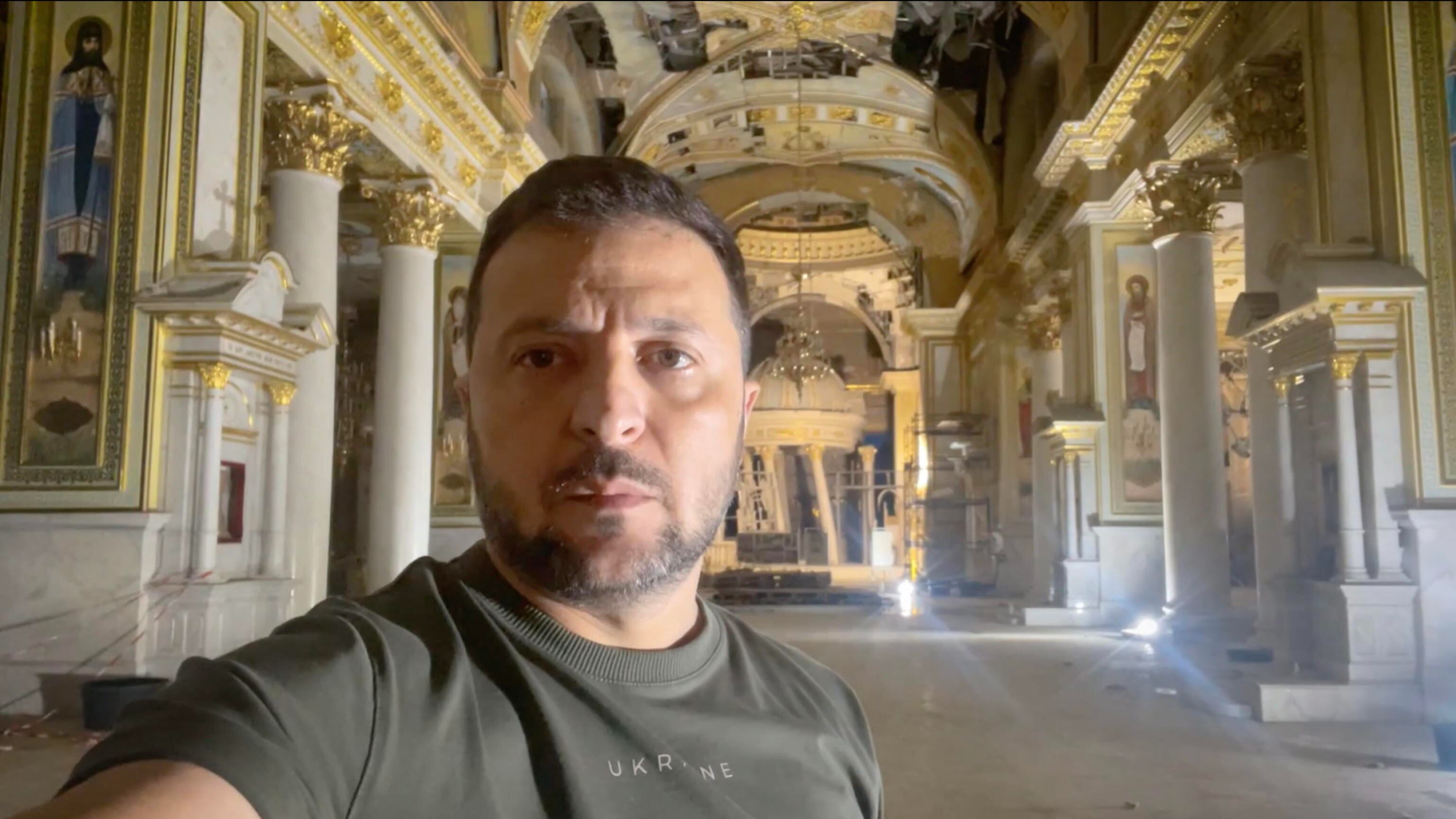 "Non pubblicate i video dei raid russi". Ma Zelensky mostra le città bombardate in Ucraina