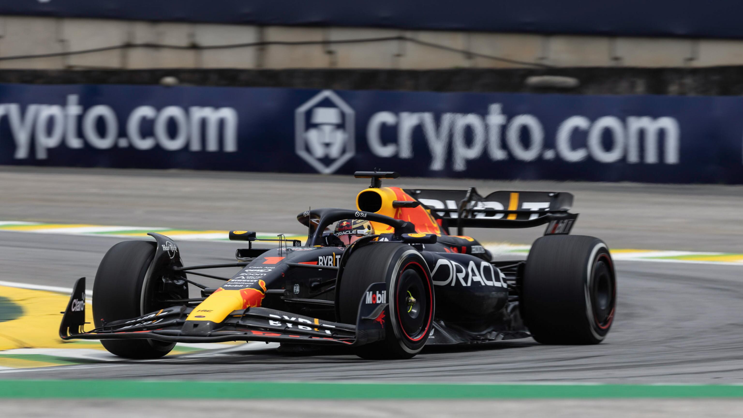 F1, Verstappen conquista la pole a Interlagos davanti a Leclerc