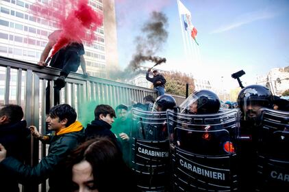 Ambientalisti di Fridays for Future attraversano Milano in corteo 10