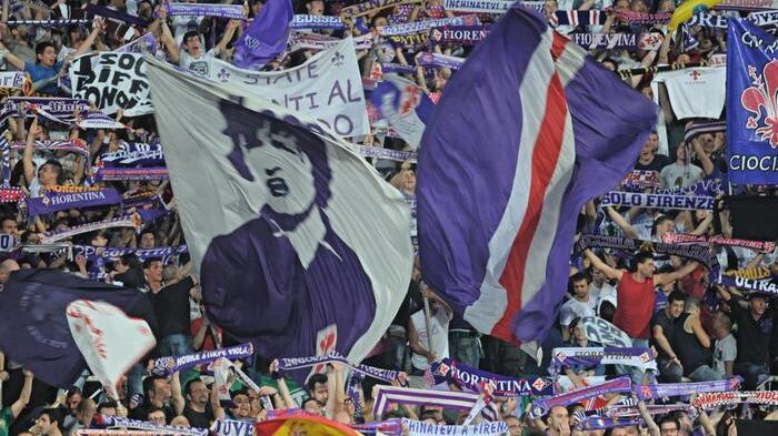 Tifoso viola con la maglia del Liverpool: minacciato di morte, fugge all'estero