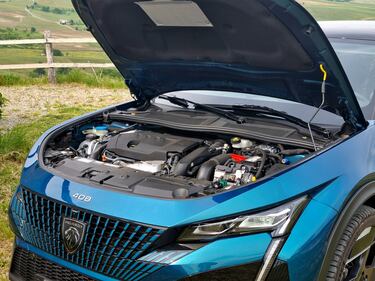 Peugeot 408, le foto del crossover “tuttofare” 11