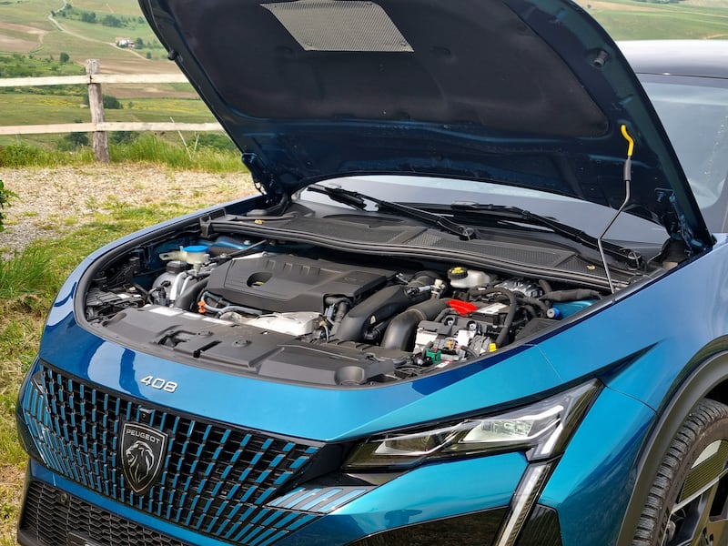 Peugeot 408, le foto del crossover “tuttofare” 11