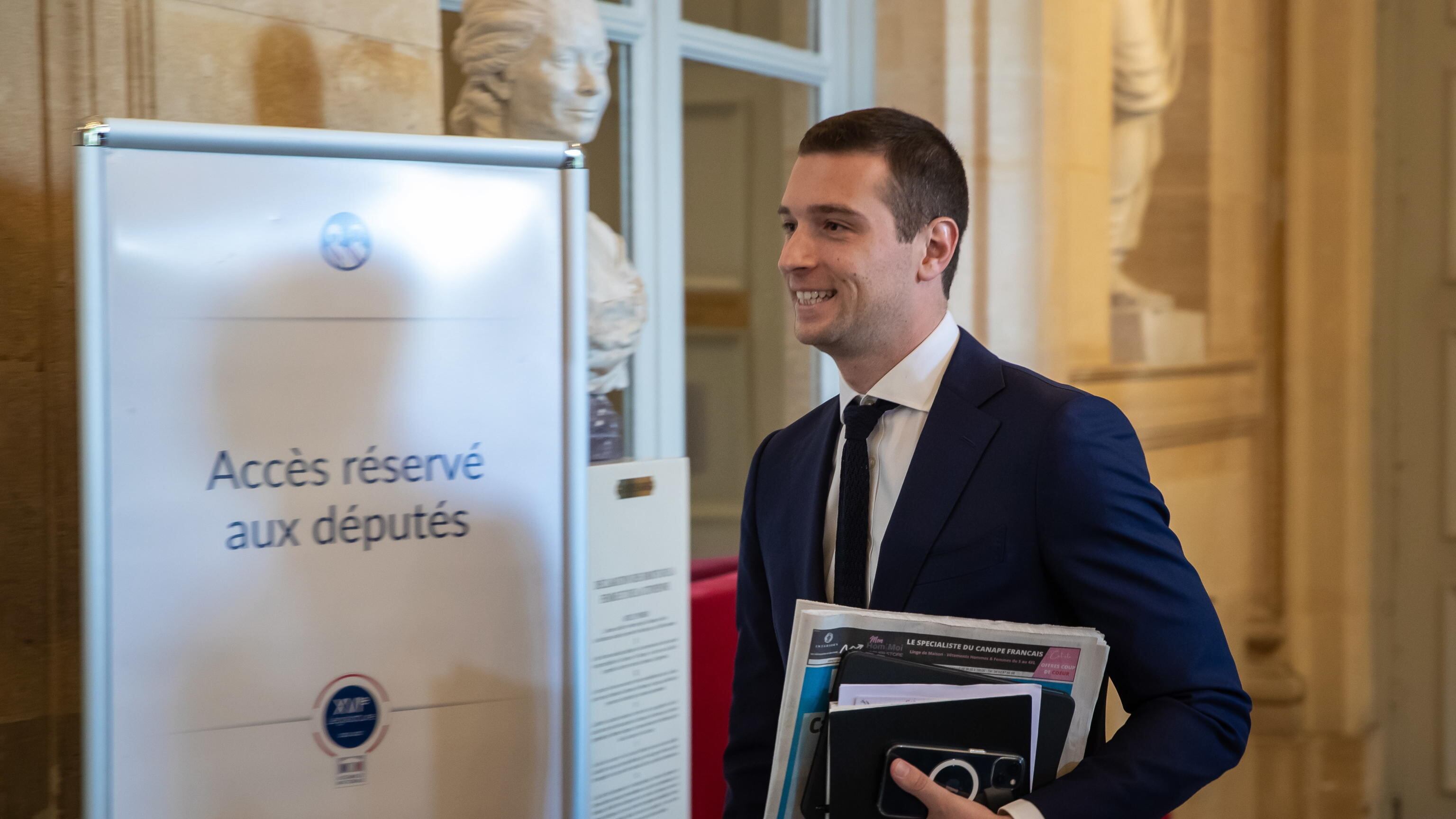 Francia, adesso è svolta a destra. Bardella prende il posto di Le Pen