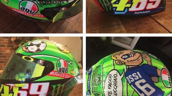 Valentino Rossi dona alla famiglia di Hayden il casco usato al Mugello