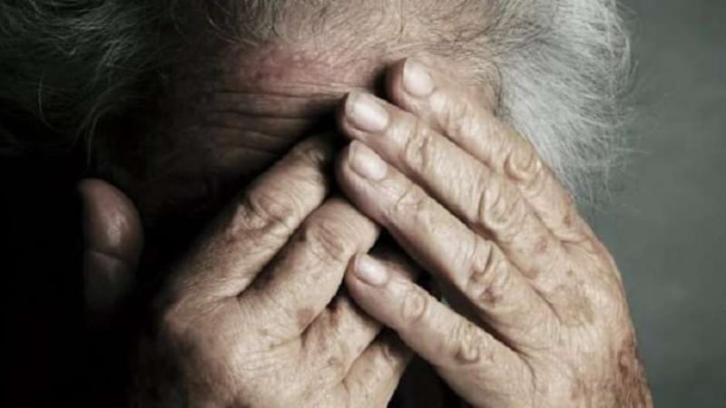 Pensionata 79enne getta acido in faccia a uomo: arrestata