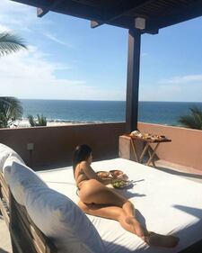 Kourtney Kardashian nuda al mare 3