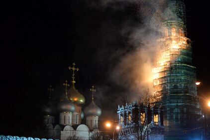 Paura a Mosca, va in fiamme il monastero di Novodevichy 3