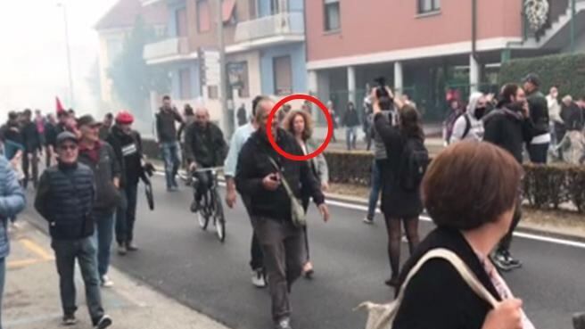 Arrestato un antagonista. E i grillini lo difendono: pure loro erano in piazza