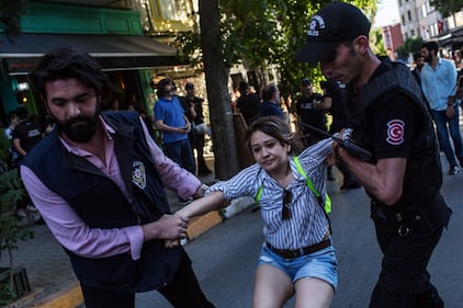 Istanbul, la polizia interrompe il Gay Pride 4