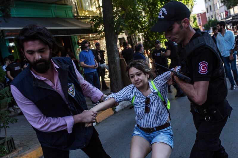 Istanbul, la polizia interrompe il Gay Pride 4