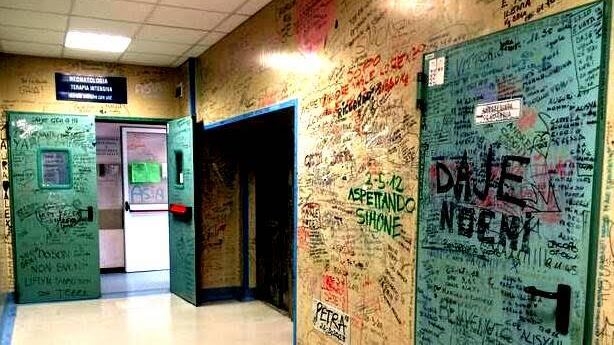 Il muro del parto (o del pianto). Il degrado di Roma invade anche due grandi ospedali