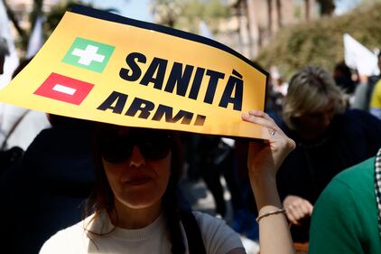 La piazza di Conte che dice no al riarmo 5