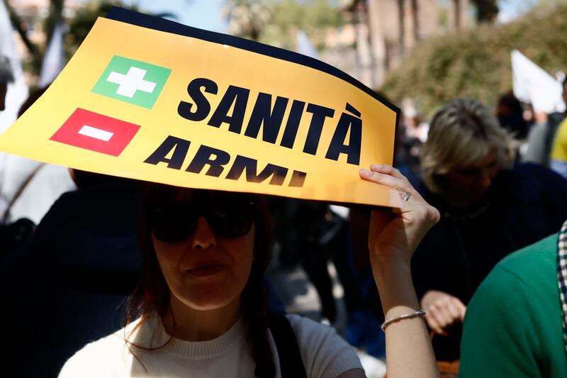 La piazza di Conte che dice no al riarmo 5