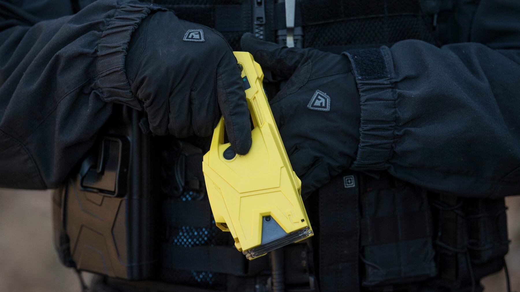 L'asse Pd-CinqueStelle: "Niente taser per gli agenti"