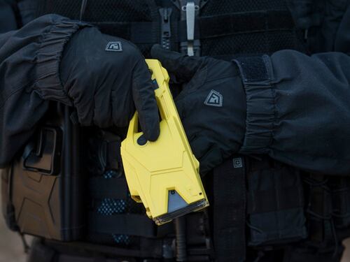 L'asse Pd-CinqueStelle: "Niente taser per gli agenti"